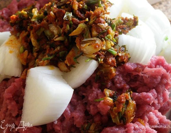 Далее мясо перемелем еще два раза с луком и обжаренной пастой карри