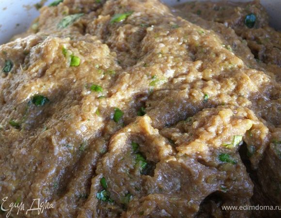 В готовый фарш добавим соевый и рыбный соусы, рубленную зелень кинзы, 100 мл растительного масла. Если посчитаете нужным, добавьте воды, сколько нужно. Мне в этот раз вода не понадобилась. Хорошенько выбьем фарш и уберем в холодильник часа на два.