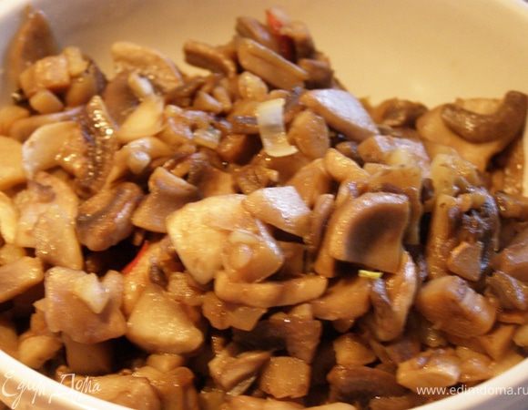 Грибы промоем, нарежем. Зубчики чеснока порубим. Обжарим на раскаленном растительном масле чеснок, добавим грибы, посолим. Обжариваем в течении пяти минут.