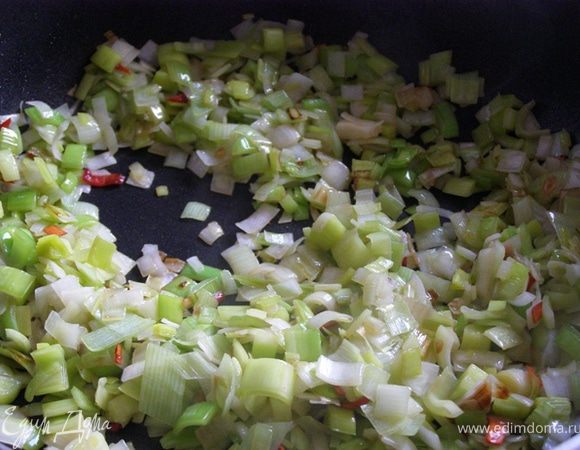 Перец чили очистим от семян, мелко порежем, обжарим на масле, добавим мелко нарезанный лук-порей. Обжариваем лук до мягкости