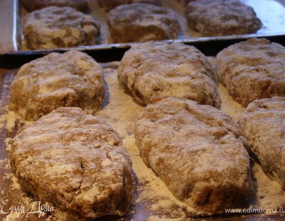 Из фарша сформуем котлеты, обваляем их в муке