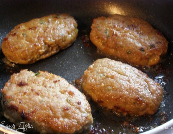 На среднем огне на масле обжарим все котлеты