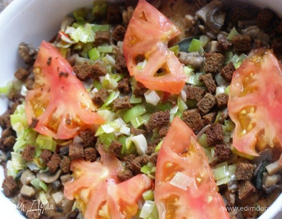 Зальем вином.
Сверху выложим помидоры, нарезанные ломтиком. Последний слой - сухарики. Поставим в духовой шкаф на 40 минут. Запекаем при температуре 180 градусов.