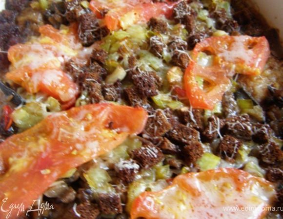 Пока котлеты доходят до готовности, сделаем гарнир по рецепту alexmay http://www.edimdoma.ru/retsepty/32297-grechotto-s-bolgarskim-pertsem-i-chesnokom-govyadina-v-estragone
На раскаленном оливковом масле обжарим рубленный чеснок, добавим травки, болгарский перец (я запекла перец, очистила от шкурки, нарезала), промытую и обсушенную гречку. Зальем кипятком, посолим, будем варить на медленном огне минут пятнадцать. Далее дадим настояться. Котлеты в конце тушения посыпем тертым пармезаном и будем запекать еще около двух минут на максимальном огне.
Котлеты, соус, гарнир - все удалось на славу)) Воскресный обед прошел на ура)))