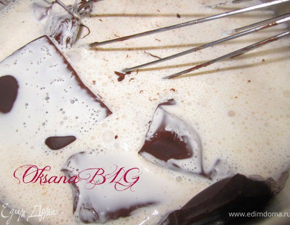 Приготовить ганаш. Сливки довести до кипения. Добавить шоколад, перемешать до растворения шоколада. Снять с огня.