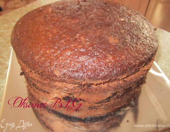 Подготовленный бисквит перемазать кремом. Поставить в холодильник на 1-2 часа.