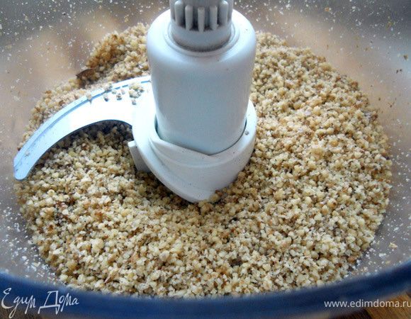 Для ванильной сахарной пудры в контейнер с крышкой переложить пудру, добавить пустой стручок ванили, закрыть и оставить как минимум на сутки, а лучше дольше. Грецкие орехи измельчить (в мелкую крошку). 