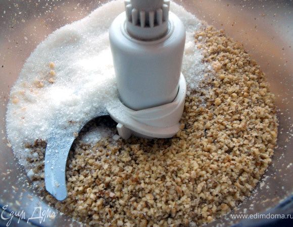 Соединить с сахаром и еще раз хорошо растереть в комбайне, 1-2 минуты.