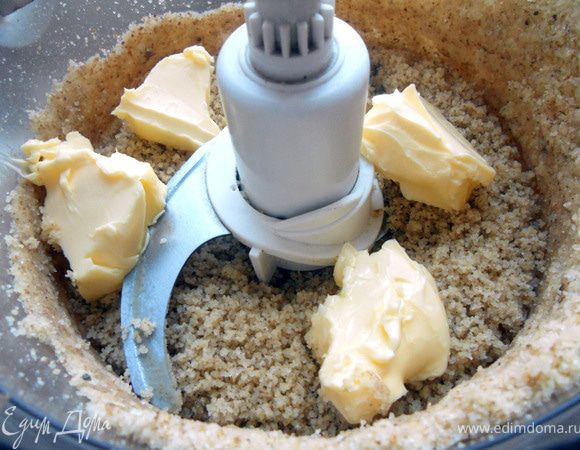 Добавить масло комнатной температуры, продолжать растирать около минуты.