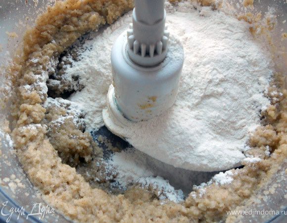 Добавить просеянную муку, главное не перебощить с количеством ***я положил практически полностью 1,5 чашки, в итоге тесто получилось неправильным - рыхлым, крошащимся, как на крамбл. Пришлось положить еще около 30 гр. масла и еще раз размешать - вышло здорово. И еще я добавил 1/4 ч.л. разрыхлителя, хотя в оригинале не значился - ну так, на всякий случай:)***