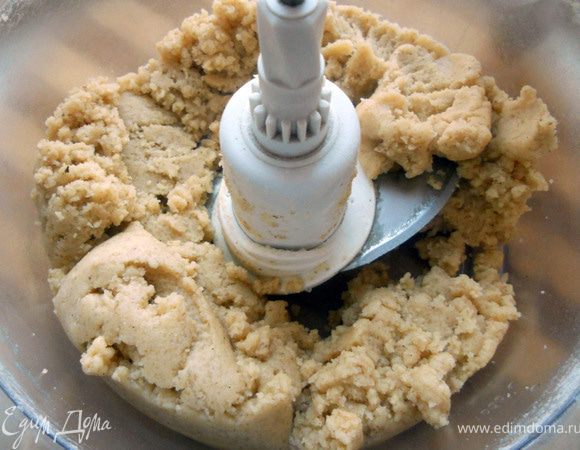 Идеальное тесто по текстуре должно чем-то напоминать марципан, только не столь плотное. Охладить около часа. 