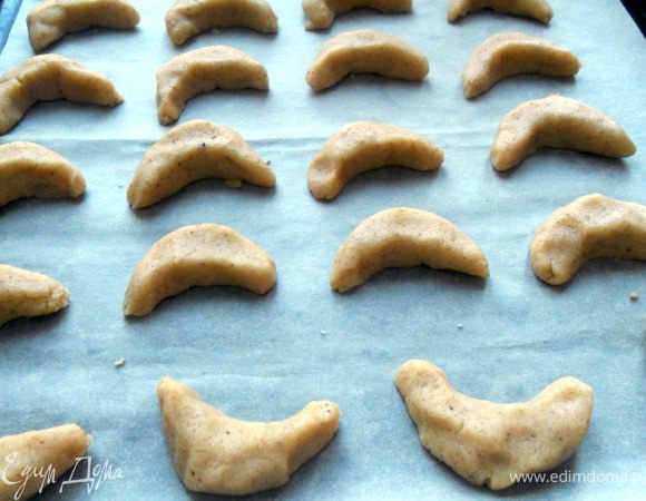 Противень застелить бумагой, духовку разогреть (180+-). Сформировать печенье ***лучше делать миниатюрное - оно увеличивается и моя первая партия превратилась практически в слонов:)***, выложить на противень, выпекать 15-10 минут. 