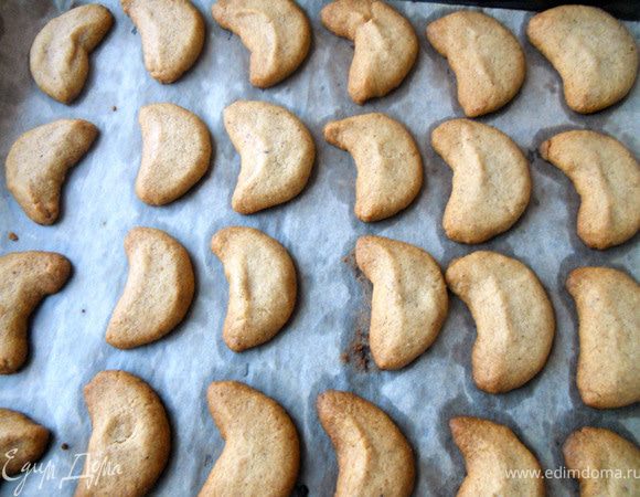 Идеальный цвет печенья - бледный, дно - золотистое, у меня не совсем правильный:) Готовое печенье будет достаточно мягким и очень хрупким (сразу не снимать!), потом немного затвердеет. 