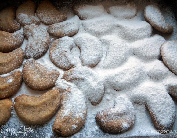 Остудить около 10 минут, переложить в емкость и обильно пересыпать ванильной сахарной пудрой, оставить на час. 35-40 штук. 