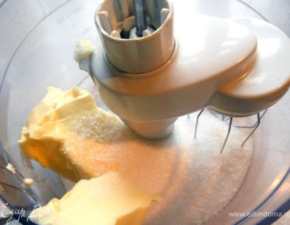 Масло растереть с сахаром. 
