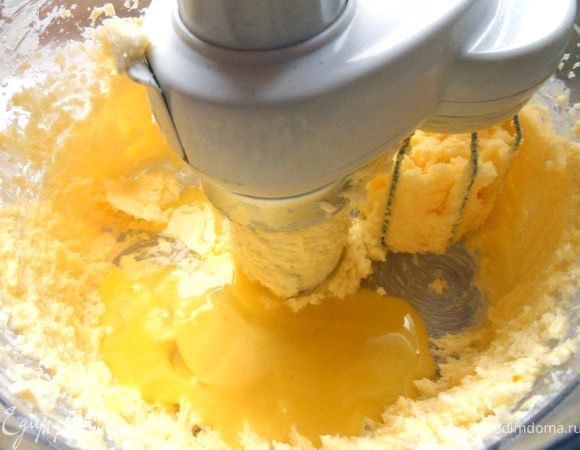 Добавить желтки и продолжать взбивать, 1-2 минуты. 