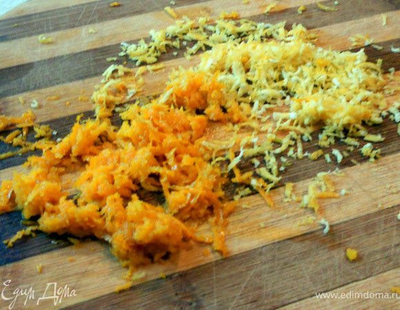 Натереть апельсиновую и лимонную цедру, из лимона выжать сок. 