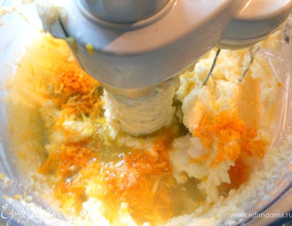 Добавить цедру и сок к масляной смеси, размешать. 