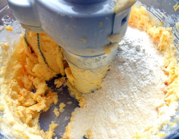 Просеять муку и постепенно подмешать к массе. 