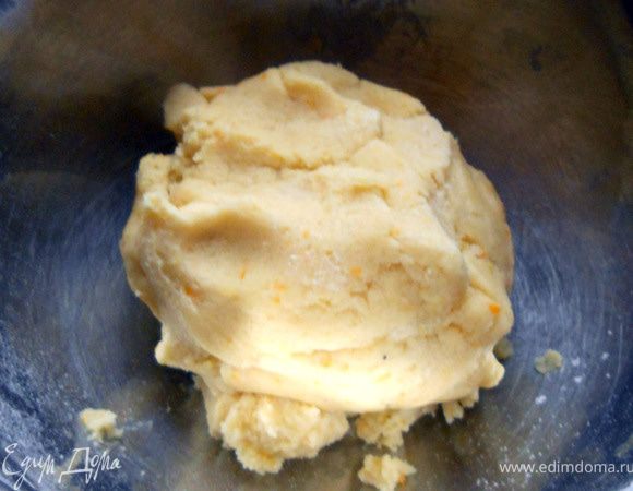 Сформировать эластичное мягкое тесто, на час отправить вхолодильник. 