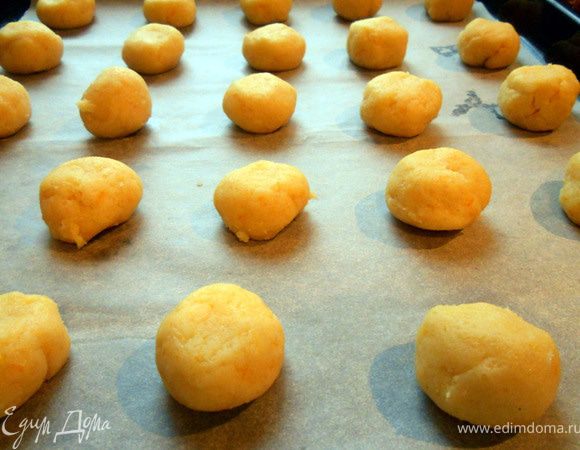 Противень застелить бумагой, духовку разогреть до 180+-. Сформировать небольшие шарики (размером с грецкий орех), выложить на противень.