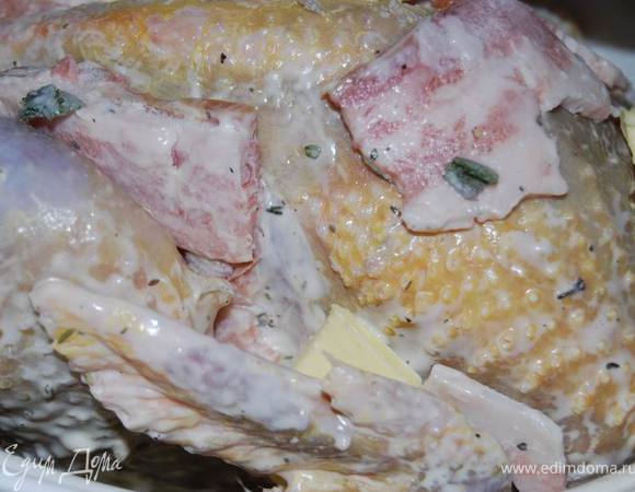 Выкладываем в форму, добавляем небольшие ломтики бекона, брусочки сливочного масла и запекаем в разогретой до 190 градусов духовке 1,5-2 часа.