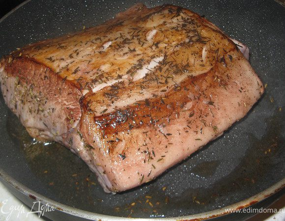 Обжарить мясо на сковороде с небольшим количеством оливкового масла со всех сторон для получения красивой корочки.