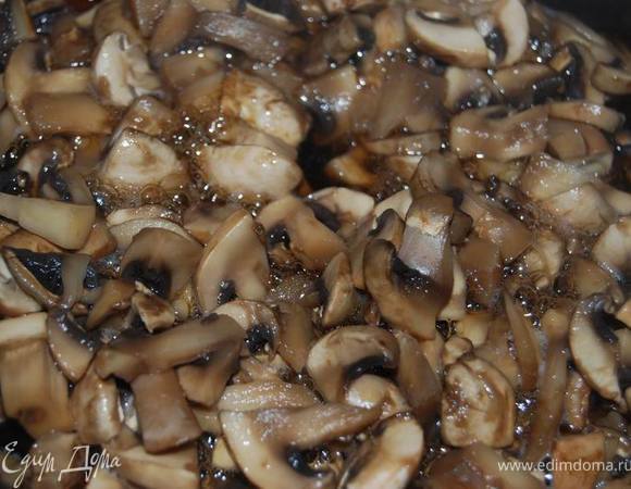 Мелко нарезаем и жарим в смеси оливкового и сливочного масла.