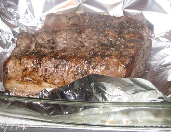 Пока нагревается духовка, взять форму для запекания, выстелить дно и бортики фольгой так, чтобы осталось чем завернуть мясо. Выложить мясо на фольгу, полить маринадом и маслом, в котором жарилось мясо (жаль терять драгоценный аромат, пустим всё в дело). 