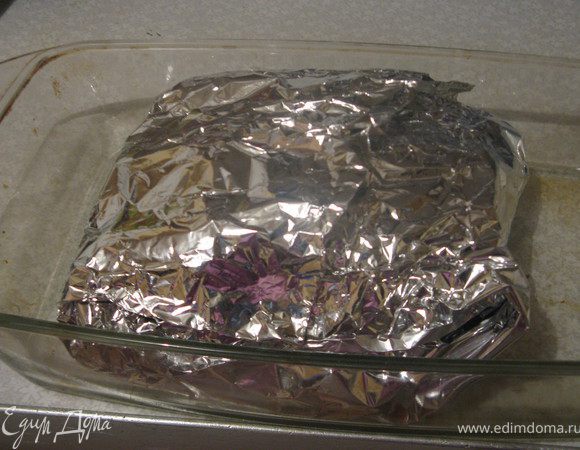 Заворачиваем мясо и ставим в духовку на 1,5 часа при температуре 180-200 градусов.