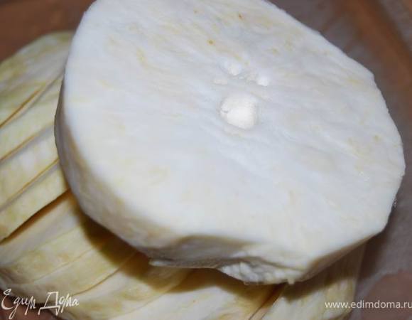 Половину корня сельдерея режем мелкими кубиками.