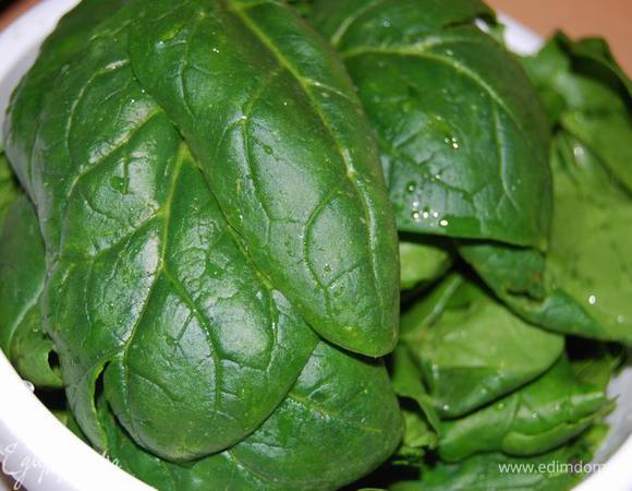 Подготавливаем листья шпината.