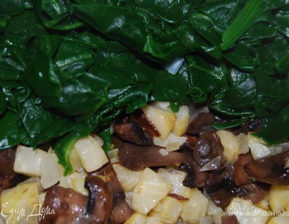 Варим в подсоленной воде пару минут и добавляем к грибам, селедерею, луку и чесноку. Тушим гарнир-ассорти на медленном огне буквально несколько минут.