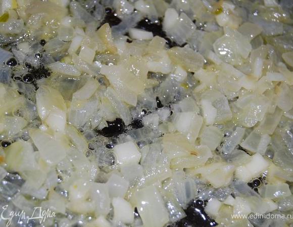 Лук и чеснок режем мелко и обжариваем в смеси масел.