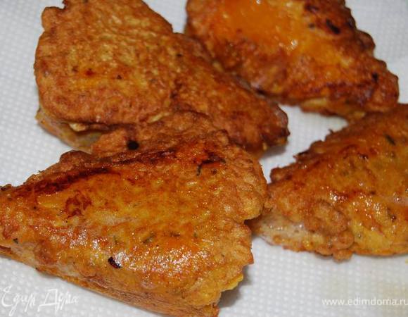 Тыкву разрезаем на небольшие кусочки толщиной в 2-3 см. ( у меня был круглый кусочек и я порезала тыкву сегментами), обмакиваем в кляре и обжариваем на сильно разогретой сковороде с маслом до образования аппетитной оранжевой корочки.