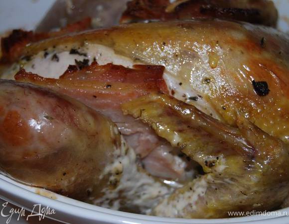 Достаем цесарку из духовки.