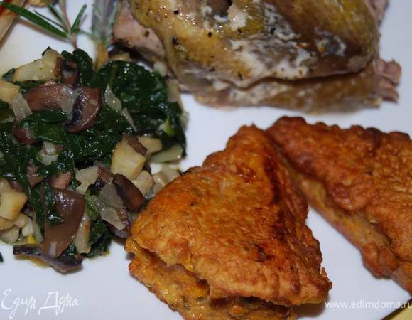 С любовью выкладываем цесарку и осенний гарнир на тарелку.