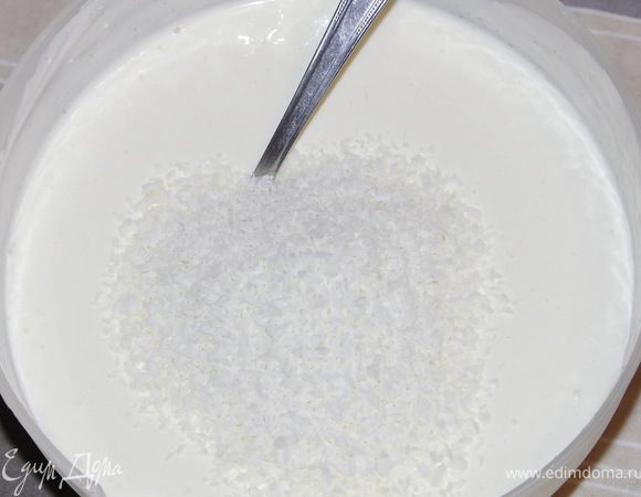 И так приступим.Духовка разогрета до 180С.Форма смазана сливочным маслом.Сметану с сахаром и ванильным сахаром выкладываем в чашу.Через 5 мин.сахар растворится.Тщательно перемешаем,добавим стружку и оставим её набухать в сметане.Убираем крем в холодильник.