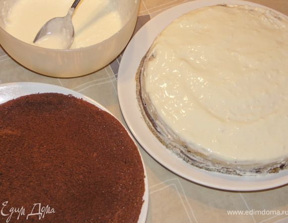 Остывшие коржи последовательно собираем в торт.Тщательно и густо промазывая каждый корж сметанным кремом.