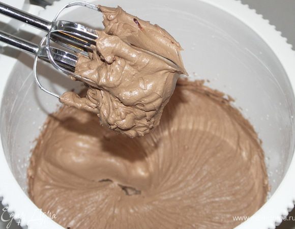На паровой бане или в микроволновке при средней мощности(50%)растапливаем шоколад,стараясь не перегреть его.Холодные сливки взбиваем с пудрой до пышности(на высоких оборотах).На средних оборотах выкладываем в сливки шоколад(комнатной Т)Буквально 3 секунды и миксер выключаем.Крем готов(вкус у него получается как у начинки роскошных шоколадных конфет).
