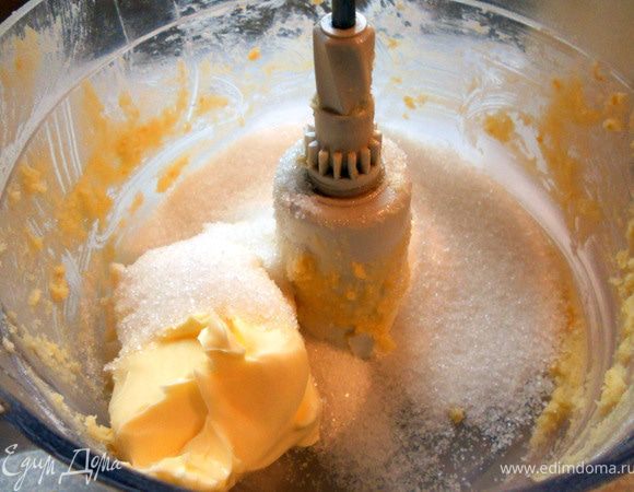 Соединить масло, соль и сахар (вместе с ванильным), хорошо растереть с помощью комбайна.