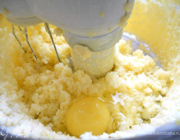Добавить яйцо и продолжать взбивать 1-2 минуты. 