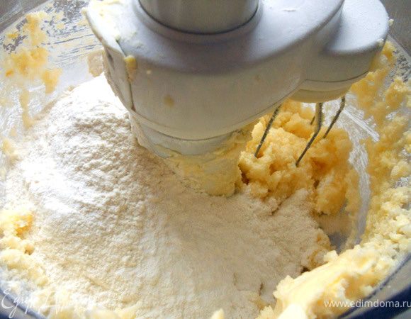 Постепенно засыпать просеянную муку с разрыхлителем, размешивать секунд 30.