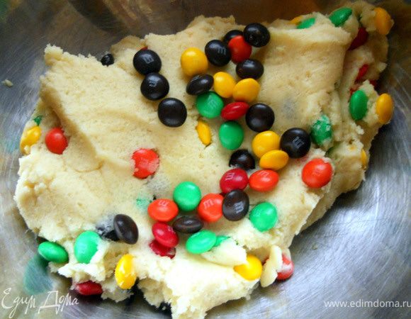 Добавить шоколадное драже, и слегка перемешать, уже без помощи комбайна.