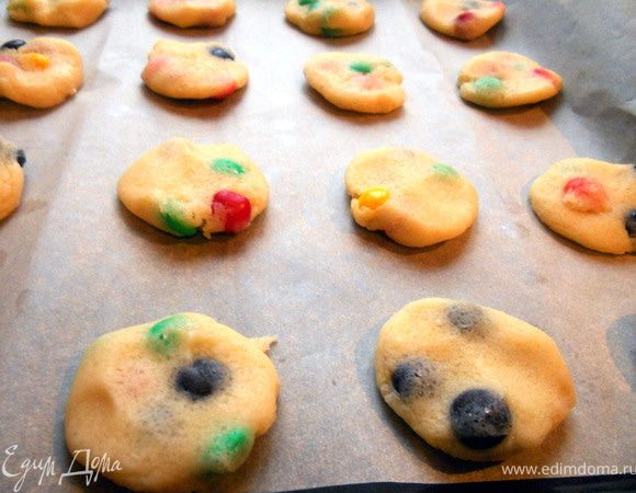 Духовку предварительно разогреть до 180+-. Из теста сформировать небольшие шарики, сплюснуть (моижно не сплющивать, они  и сами прекрасно справятся с этим), выложить на противень, застеленный бумагой (печенье рекомендую делать не большим, растояние оставлять солидным - они "расплываются"). Выпекать 8-12 минут. Тут есть секрет: выпекайте их по-минимуму (остаются бледными), и у них будет замечательная сахарно-тянучая текстура. Ну, а если Вам по душе хрустящее печенье - нужно держать его в духовке чуть дольше, до уверенно золотистого цвета. На 35 штук +-