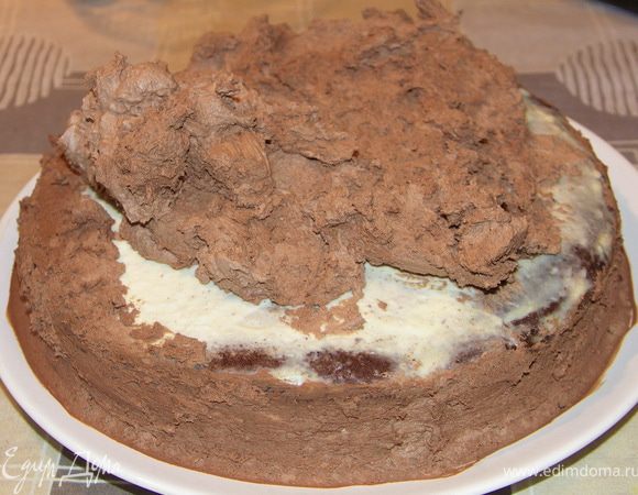 Обмазываем торт.По бокам немного(для прилипания украшения) и густо сверху.