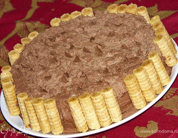 Прилепляем вафельки и выносим торт на холод или в холодильник.Коржи тоненькие и очень нежные,пропитаются быстро.Через пару часов можно кушать.Приятного аппетита!:)