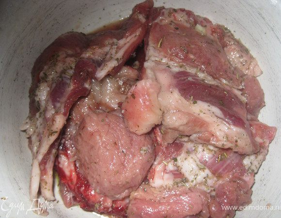 Для маринада мед разпустить на водяной бане.смешать с 3 ст.л.ананасового сока,добавить имбирь(у меня были пармские травы,насколько повлияло на вкус не знаю,делала впервые)и 1 ст.л. оливкового масла.Ребрышки обмазать маринадом и оставить при комнатной температуре на 15 мин.