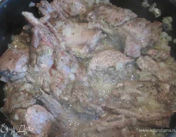 В глубокой сковороде на оставшемся масле поджарить лук до подрумянивания.Положить ребрышки и обжаривать все вместе 10.мин.