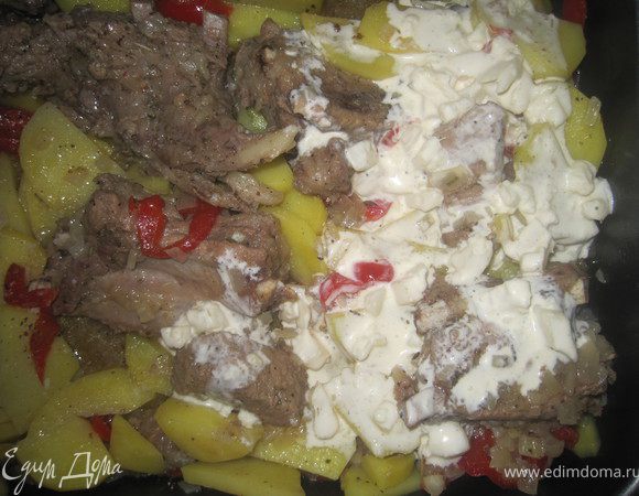 Чеснок пропустить через прес,смешать со сметаной и мелко порезаными ананасами,посолить и поперчить.В форму выложить слоями овощи с ребрышками и сметанный соус.Запекать в духовке 30 мин.при 190 гр.